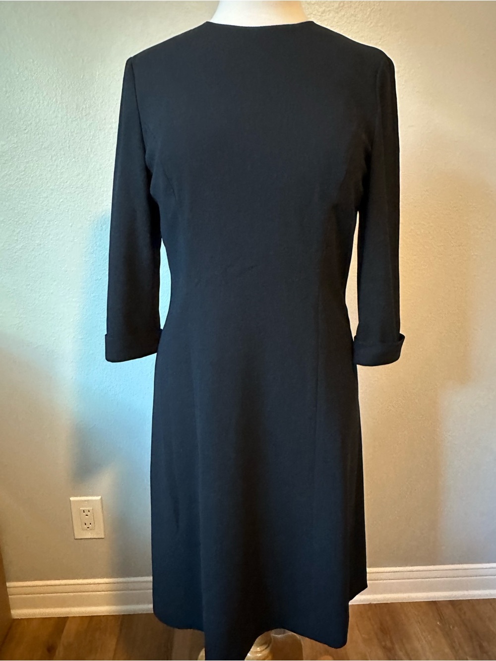 Elegant Black Long-Sleeve Shift Dress